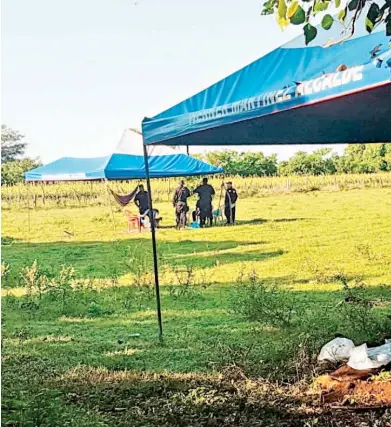  ??  ?? Informante. Un testigo criteriado reveló la ubicación de este cementerio clandestin­o. Es el tercero que se encuentra en el municipio de El Tránsito, San Miguel.