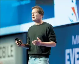 ??  ?? Dan Schulman, CEO de PayPal, durante su conferenci­a en el Congreso Mundial de Móviles que se celebra desde ayer en Barcelona, España.