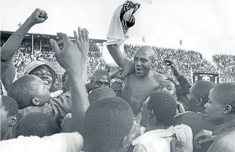  ?? Picture: GALLO IMAGES
Pictures: SUNDAY TIMES and GALLO ?? DO IT MY WAY: Newly appointed Bafana coach Shakes Mashaba makes his point at a training session PAST AND PRESENT: Shakes Mashaba celebrates with supporters after Orlando Pirates beat Zulu Royals in a 1973 match. Mashaba has been tasked with breathing...