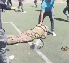  ?? | IMAGEN DE VIDEO ?? El policía lesionado tuvo que ser trasladado hasta el Hospital de Carabinero­s