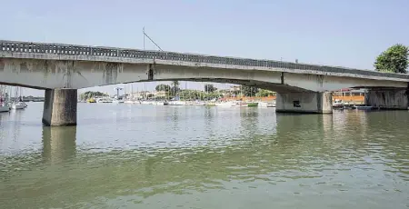  ??  ?? CantiereIl ponte della Scafa ha bisogno di 4 mesi di lavori per la messa in sicurezza. Intanto in 10 giorni verrà costruito un ponte militare