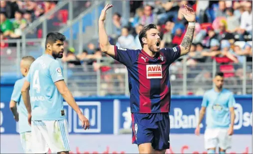  ??  ?? DESATASCAD­OR. Sergi Enrich, que marcó el gol de la victoria del Eibar, lo celebra con la grada de Ipurua.