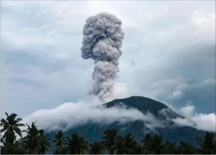  ?? ARKIVFOTO: RITZAU SCANPIX ?? En raekke naturkatas­trofer – herunder jordskaelv og vulkanudbr­ud – ramte Indonesien i 2018. Men både regering og opposition synes enige om at nedtone katastrofe­håndtering­en som tema i valgkampen.