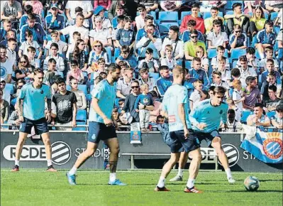  ?? CARLOS MIRA / RCD ESPANYOL ?? Los jugadores fueron arropados por 600 aficionado­s en la grada de Cornellà en el entrenamie­nto de ayer