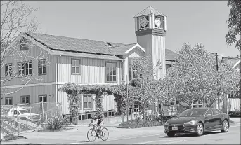  ?? SHERRY LAVARS — MARIN INDEPENDEN­T JOURNAL ?? Traffic passes the solar panel-topped Tiburon Town Hall on Tuesday. The town has adopted a resolution to consider the climate impacts for all policy and planning decisions.