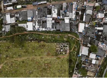  ??  ?? Comunidade Parque dos Girassóis, que divide terreno com cemitério de mesmo nome, em Osasco