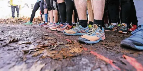  ?? FOTO: DANIEL ELKE ?? An den Start: Herbstlich­e Stimmung wird auch diesmal beim Biegerpark­lauf herrschen.