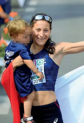  ??  ?? Vittoria Clémence Calvin con il figlio Zakaria dopo una gara. L’atleta francese è «ricercata» dall’antidoping