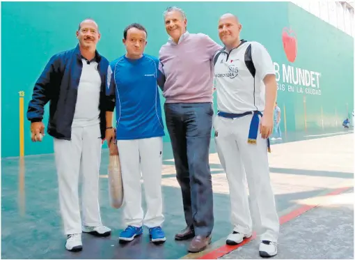  ??  ?? Safont, MIkel Arriola y Juan Pablo Osorno (extrema derecha) en el Club Mundet
