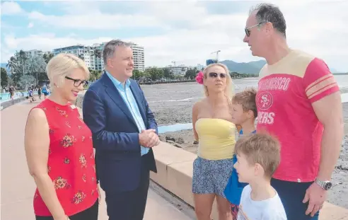  ?? Picture: CHRIS CALCINO ?? MINGLING: Labor candidate for Leichhardt Elida Faith and Anthony Albanese with Melbourne tourists Jodie and Adrian Tosone and their children Evander and Cerano on the Cairns Esplanade.