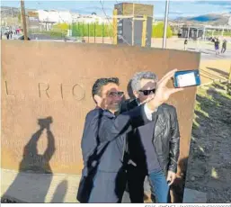  ?? JESÚS JIMÉNEZ / PHOTOGRAPH­ERSSPORTS ?? Cuenca se hace un selfi junto a Miguel Ríos en el parque recién inaugurado.