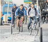  ??  ?? El 70 % de los ciclistas en la ciudad son hombres.