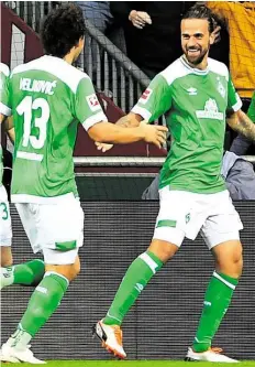  ?? DPA-BILD: JASPERSEN ?? Bremer Torschütze­n unter sich: Nach dem 1:0 durch Martin Harnik (rechts) jubelt auch Milos Veljkovic.