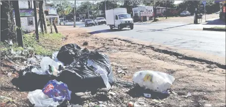  ??  ?? La avenida principal Von Poleski está cubierta de basura debido al pésimo servicio de recolecció­n.