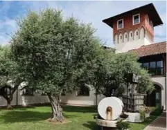  ??  ?? All’ombra degli ulivi Il Santo Stefano Spa Relais, a Sandiglian­o (Biella), ospita la prima spa italiana di Resultime. Ricavato da un’antica cascina, è circondato da 35mila ettari di parco.