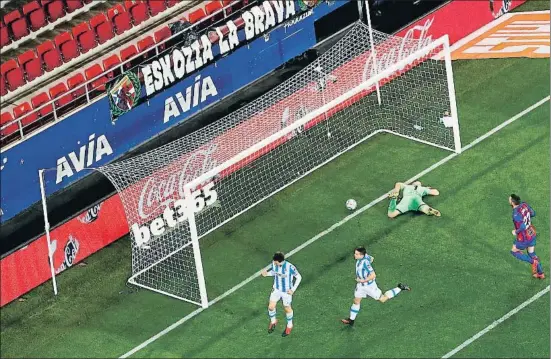  ?? JAVIER ETXEZARRET­A / EFE ?? Oyarzábal celebra un gol marcado en el partido Eibar-real Sociedad, el último disputado en la presente Liga española