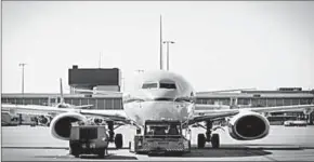  ??  ?? Op de foto is te zien een vliegtuig van luchtvaart­maatschapp­ij KLM op luchthaven Schiphol. (Foto: ad.nl)