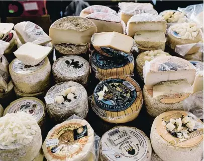  ?? FOTO: ISTOCK ?? Surtido de quesos asturianos tradiciona­les en el mercado de Oviedo