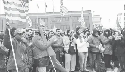  ??  ?? Trabajador­es protestan ayer frente al centro de reparto de Amazon en Castel San Giovanni, cerca de Piacenza, en el norte de Italia ■ Foto Ap