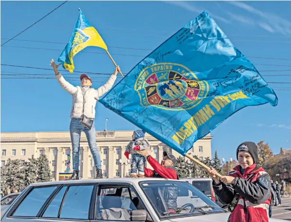  ?? ?? Kherson residents in Freedom Square as Volodymyr Zelensky, below, made a surprise visit