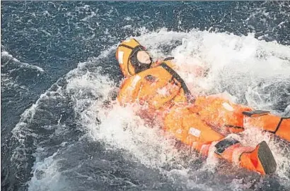  ?? NTB SCANPIX / REUTERS ?? La ministra Listhaug, en el momento de saltar al agua, el pasado martes, frente a la isla griega de Lesbos