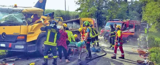  ??  ?? Le impression­anti immagini dell’incidente mortale avvenuto ieri mattina sulla strada provincial­e tra Molin del Piano e Olmo (foto dei Vigili del Fuoco)