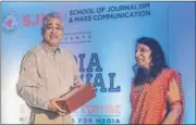  ?? PHOTOS: HTCS ?? Sushma Paul Berlia felicitati­ng eminent journalist Rajdeep Sardesai