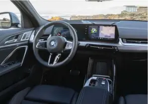  ?? ?? Kabinen i førersiden er konstruere­t efter den nyeste BMW-designlinj­e med et omfattende panel foran rattet, som omfatter to skaerme.