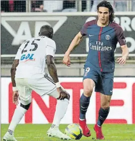  ?? FOTO: PSG ?? Cavani, en pugna con Cissokho El uruguayo marcó ante el Amiens, que empató