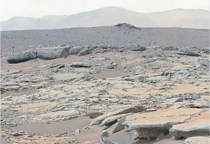  ??  ?? Un planeta frío y difícil para la vida. El suelo de Marte tiene un “manto antibacter­iano”.