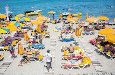  ?? FOTO: SANTI PALACIOS/DPA ?? So wird ein Urlaub am Mittelmeer im Sommer 2020 wohl eher weniger aussehen. Was genau die von der Regierung geplanten Corona-Reiselocke­rungen mit sich bringen, wird sich zeigen.