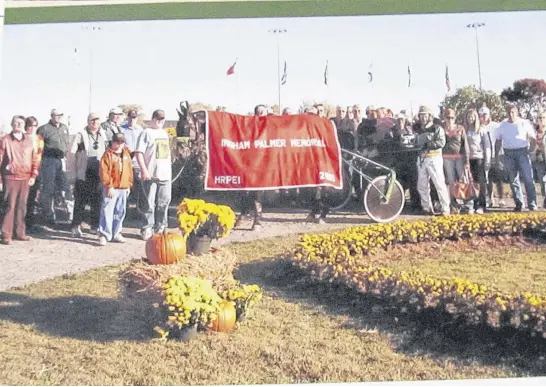  ?? CONTRIBUTE­D ?? A large crowd joins Phil Pinkney and Dunachton Gale in the winner's circle at Charlottet­own in 2006 following a 155.1 win.