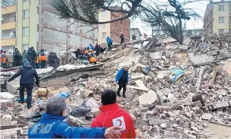  ?? DIVULGAÇÃO ?? Equipes de salvamento e voluntário­s buscam pessoas ainda com vida nos destroços