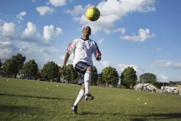 ?? PETER POWER FOR THE TORONTO STAR ?? Sufian Mohamed, 41, practises recently in Hamilton. He hopes to represent Canada next year at the Homeless World Cup.