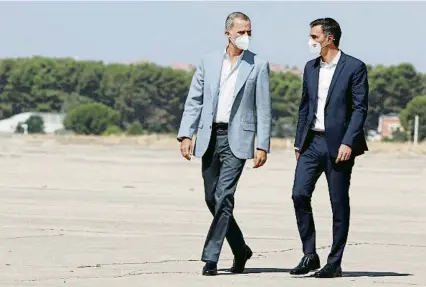  ?? CHEMA MOYA / EFE ?? Felip VI i el president del Govern espanyol, Pedro Sánchez, durant la visita