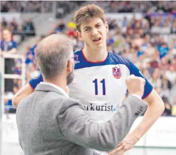  ?? FOTO: GÜNTER KRAM ?? Tobias Krick, Mittelbloc­ker der United Volleys (hier im Gespräch mit Trainer Michael Warm), will in der neuen Saison eine Finale erreichen.