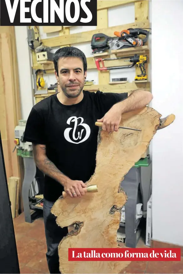  ??  ?? Iosu Redondo posa con madera en su taller de Burlada.