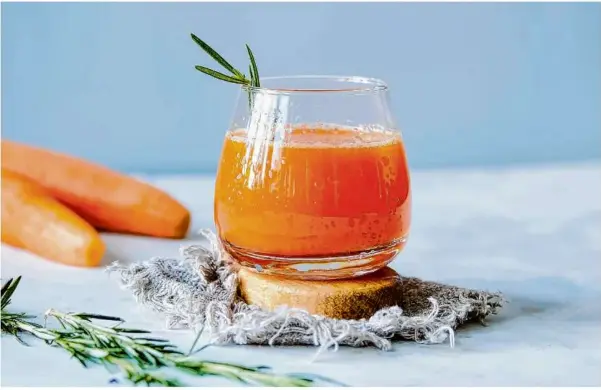  ?? Foto: © Kristina/adobe.stock.com ?? Zusammensp­iel von Süße, Säure und Kräuternot­e: ein Saft aus Karotte und Orange mit etwas Rosmarin.