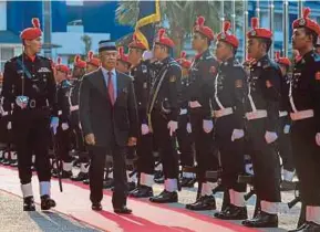  ?? PIC BY ASYRAF HAMZAH ?? Home Minister Tan Sri Muhyiddin Yassin inspecting a guard of honour at the Federal Police Headquarte­rs in Kuala Lumpur yesterday.