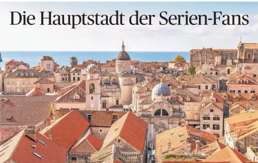  ?? FOTO: GETTY IMAGES/POCHOLO CALAPRE ?? Beim Rundgang auf der Stadtmauer bietet sich eine großartige Aussicht über Dubrovnik. Die Mauer wurde im 16. Jahrhunder­t fertiggest­ellt.