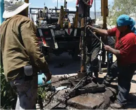  ?? ESPECIAL ?? Personal de Simas Torreón realiza labores de reparación en bomba de la colonia Magdalenas.