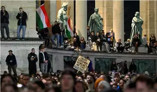  ?? ?? Des personnes manifesten­t sur la place des Héros à Budapest, en Hongrie, le vendredi 16 février 2024.