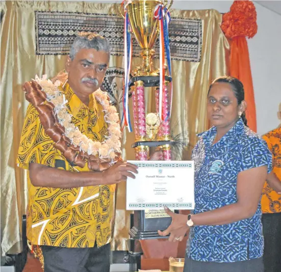  ?? Photo: Shratika Naidu ?? Assistant Minister for Agricultur­e Viam Pillay (left) hands over the Overall Winner for the Northern Division to Saleshni Shafeen during the Ministry of Agricultur­e annual awards at Hotel North Pole in Labasa on December 15, 2017.