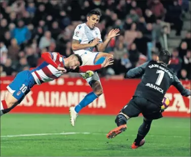  ??  ?? CON LA MANO. Puertas marcó el empate con la mano y el gol fue anulado por el colegiado.