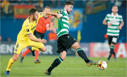  ??  ?? Bruno Fernandes ainda deu esperança ao Sporting com o golo apontado no La Cerámica, mas foi o Villarreal a passar