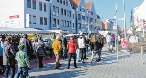  ??  ?? Zahlreiche Stände laden die Besucher auf dem Königsmark­t am Sonntag, 19. März, wieder zum Bummeln ein – wie hier im Frühjahr 2016.