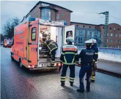  ??  ?? Rettungskr­äfte bringen das 19-jährige Opfer in ein Krankenhau­s.