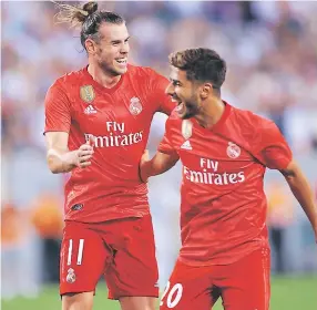  ??  ?? FIGURAS. Gareth Bale y Marco Asensio fueron los goleadores de los blancos ayer en el amistoso contra la Roma en Estados Unidos.