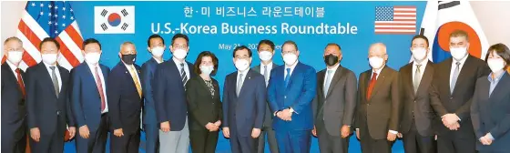  ?? Courtesy of Ministry of Trade, Industry and Energy ?? Minister of Trade, Industry and Energy Lee Chang-yang, eighth from left, poses with U.S. Commerce Secretary Gina Raimondo, seventh from left, and executives from Korean and American companies during a business roundtable meeting at the Grand Hyatt hotel in Seoul, Saturday. Second from left are SK Group Chairman Chey Tae-won; Lotte Group Chairman Shin Dong-bin; acting U.S. Ambassador to Korea Christophe­r Del Corso; Hanwha Solutions CEO Kim Dong-kwan; Samsung Electronic­s Vice Chairman Lee Jae-yong; Raimondo; Lee; Trade Minister Ahn Duk-geun; Qualcomm CEO Cristiano Amon; Hyundai Motor Group Chairman Chung Euisun; OCI Chairman Baik Woo-sug; LG Group Chairman Koo Kwang-mo; GM Korea CEO Kaher Kazem; and Naver CEO Choi Soo-yeon.