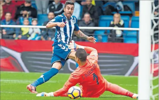  ??  ?? LA SENTENCIA. Camarasa aprovechó un error de Musacchio en el minuto 17 para batir por abajo a Asenjo y anotar el segundo gol.